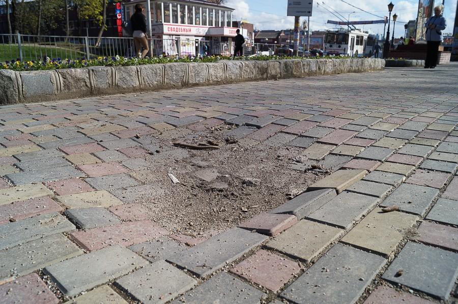 В центре Калининграда возле «амулета против пьянства» просела плитка (фото)