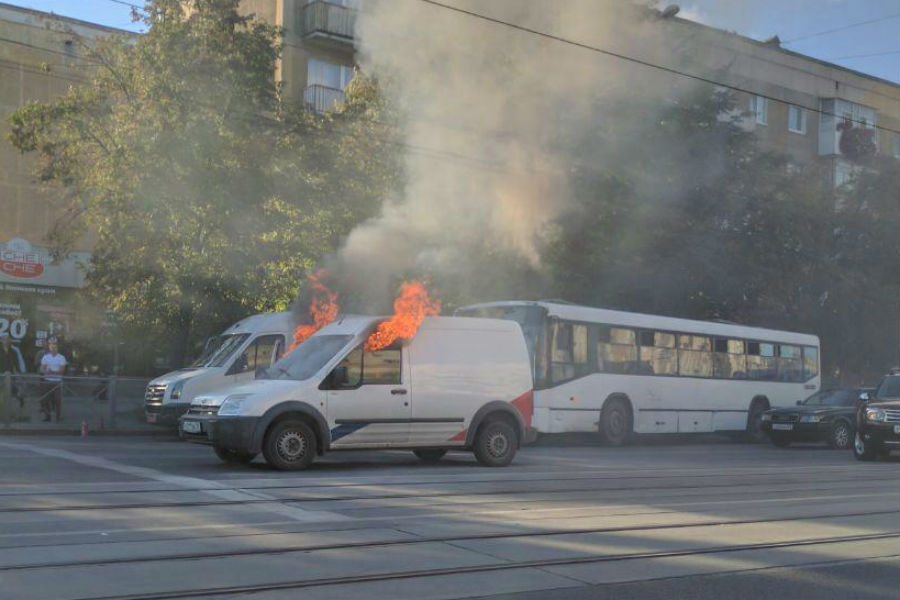 В Калининграде напротив «Атлантики» вспыхнул автомобиль (фото)