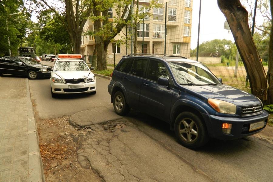 В Калининграде на ул. Бассейной в ДТП пострадал пассажир машины (фото)