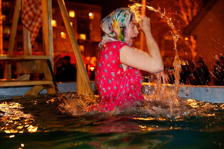Окунуться и перекреститься: как прошли крещенские купания в Калининграде