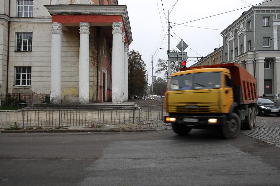 Несчастливый перекресток: грузовики сносят ограждение у школы №14, где погибла девочка (фото)