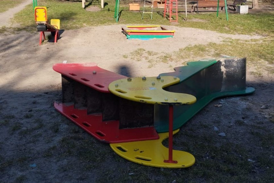 В Калининграде демонтировали детскую площадку, установленную за счет кандидата в депутаты (фото)