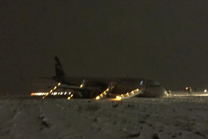 В Калининграде самолёт при посадке выкатился за пределы ВПП (фото)