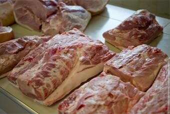 Запрет не писан: 48 калининградцев пытались ввезти в область продукты со свининой