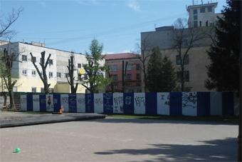 РПЦ начала сносить незаконный забор в сквере на Комсомольской 