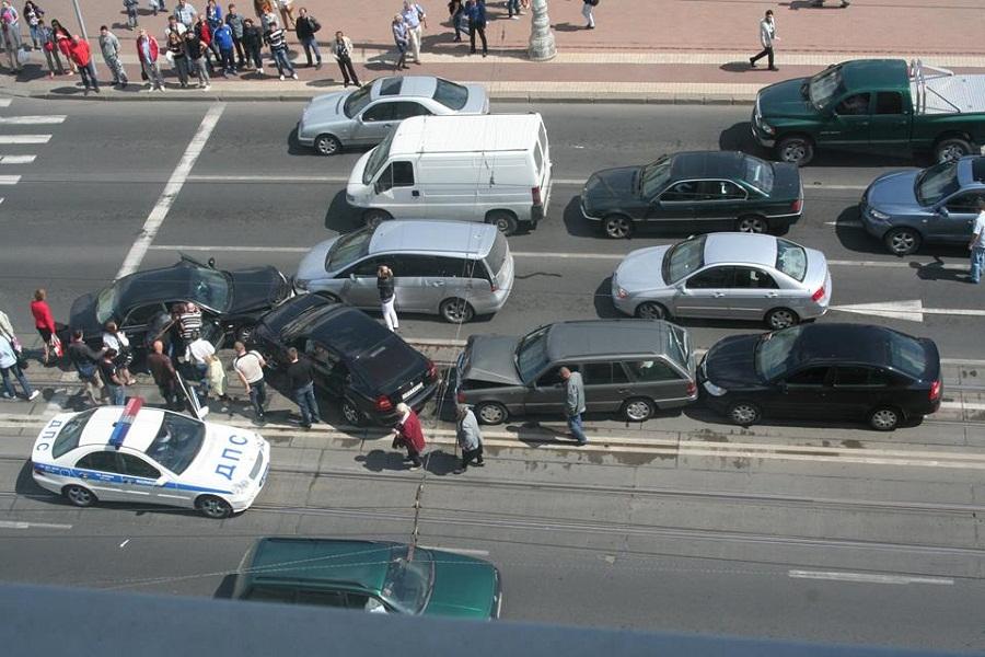 На площади Победы в Калининграде на трамвайных путях столкнулись 5 авто (фото)