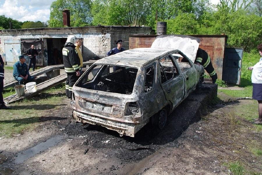 Полиция: машина в Гвардейске сгорела во время ремонта (фото)