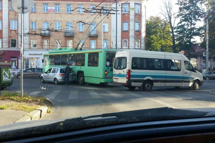 На пр. Мира в Калининграде «притёрлись» легковушка и троллейбус (фото)