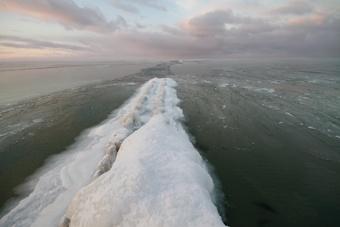 На Куршском заливе выставлены посты ГИБДД и полиции, выход на лёд запрещён