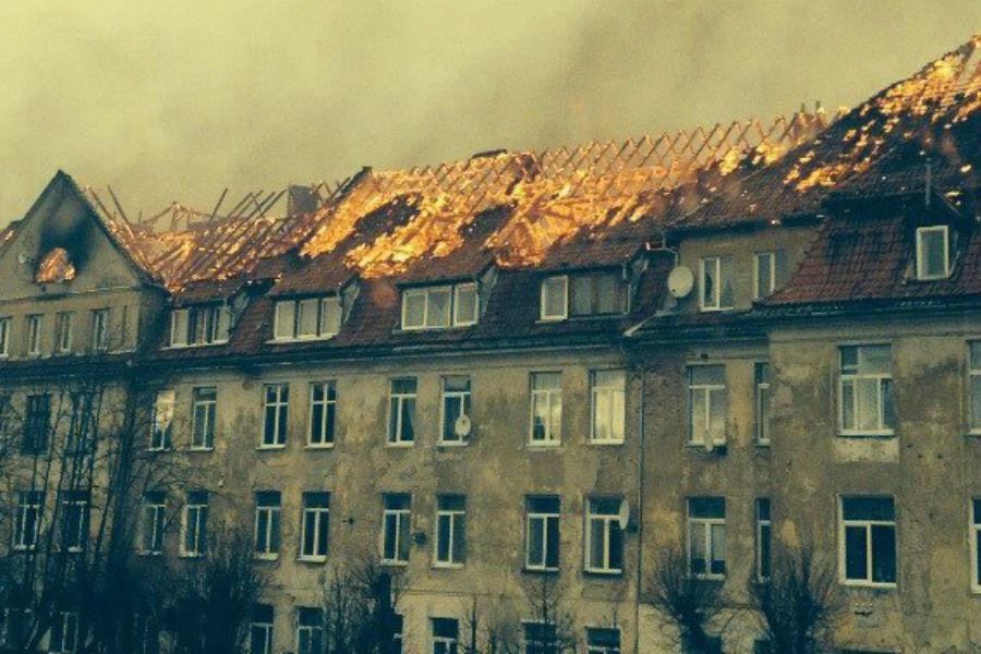 В Черняховске горит жилой дом, жильцов эвакуируют (фото)