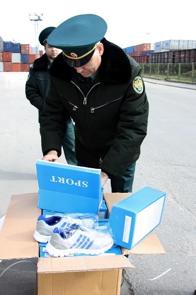 Таможня задержала 500 пар китайских кроссовок, похожих на продукцию «Адидас» (фото)