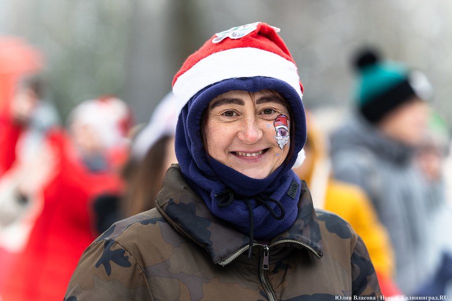 Цвет настроения — красный: на острове Канта прошёл благотворительный забег Дедов Морозов