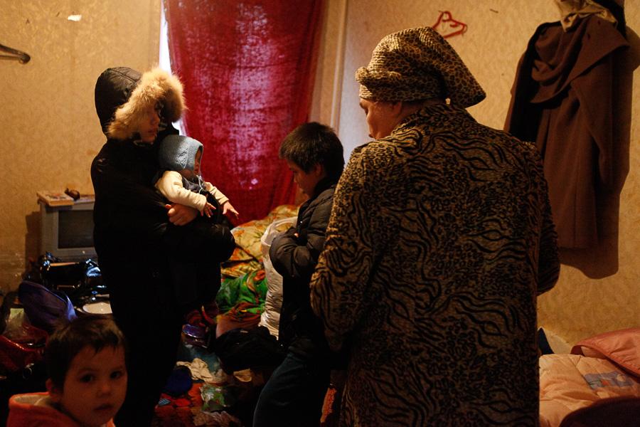 Капля в море, или 8 билетов в один конец: как судебные приставы отправили на родину таджикскую семью