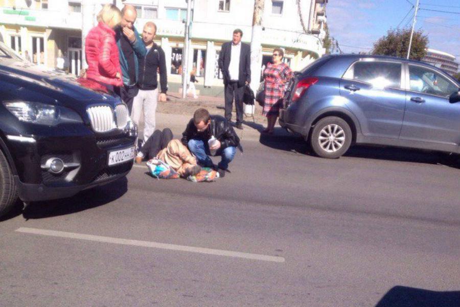 Очевидцы: в центре Калининграда «БМВ Х5» сбил пенсионерку на «зебре» (фото)