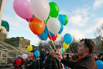 Школам придется предупреждать власти города о воздушных шарах на выпускном