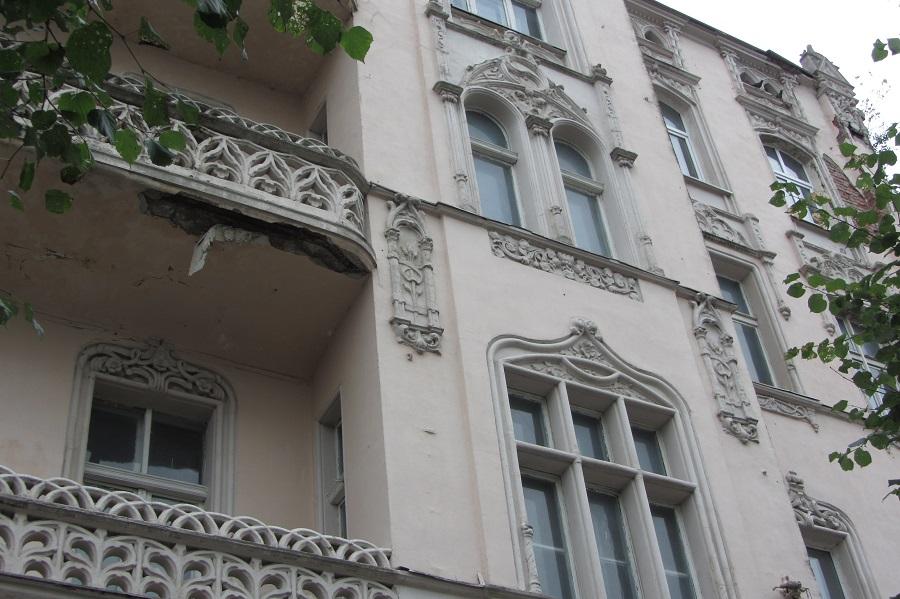 Во время грозы в Советске обвалились шпиль и часть балкона бывшего колледжа культуры (фото)