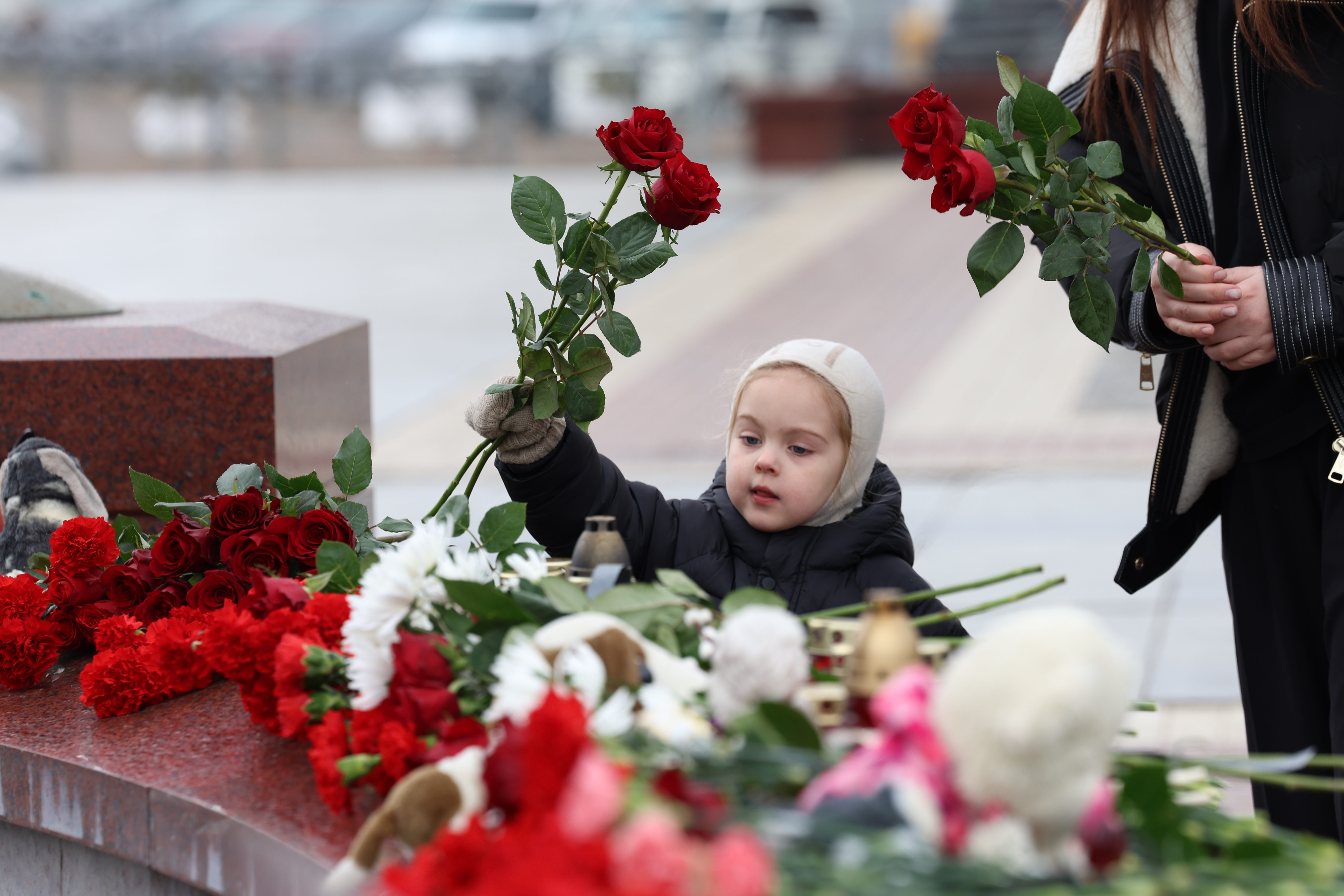 Жители Калининграда несут цветы на площадь Победы в память о жертвах теракта (фото)