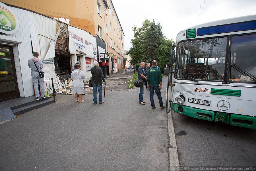 Кровавый след: в Калининграде автобус сбил женщину, шедшую на трамвай