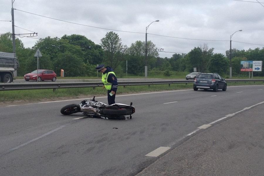 УМВД: мотоциклист под Калининградом врезался в бордюр, машину и упал на трассу