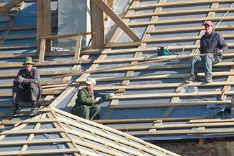 Мухомор: ремонт крыш в Калининграде задерживается из-за дождей