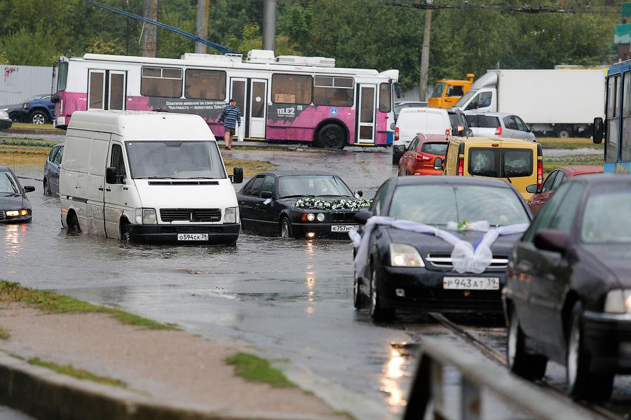 В Калининграде из-за дождя образовались пробки, на улицах случился потоп (фото)