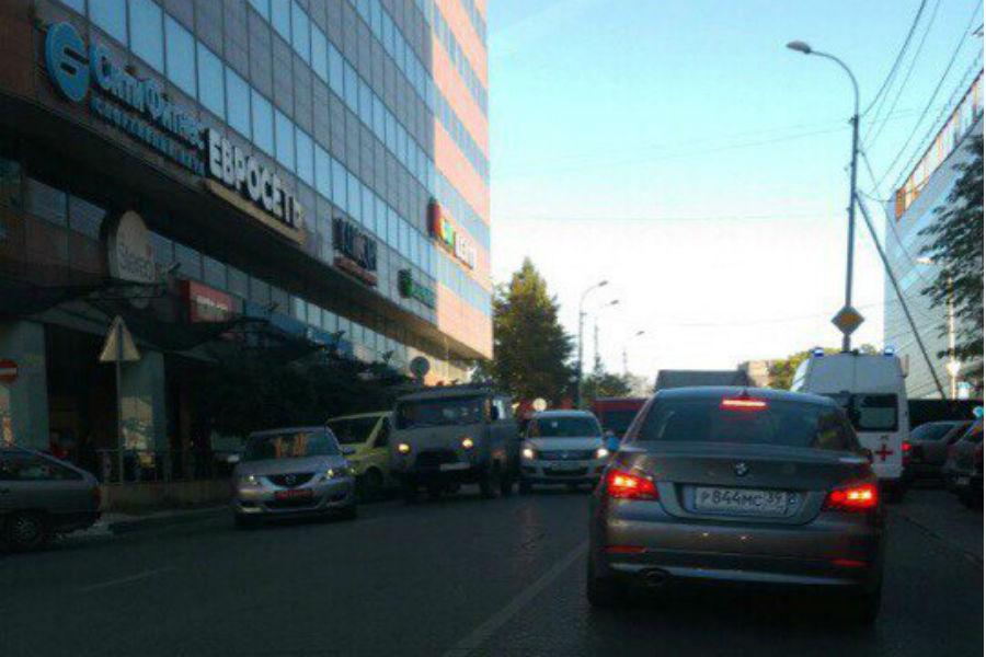 В центре Калининграда столкнулись иномарка и «буханка» (фото)