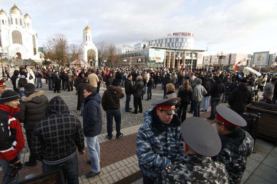 На площади Победы состоялся несанкционированный митинг: фоторепортаж