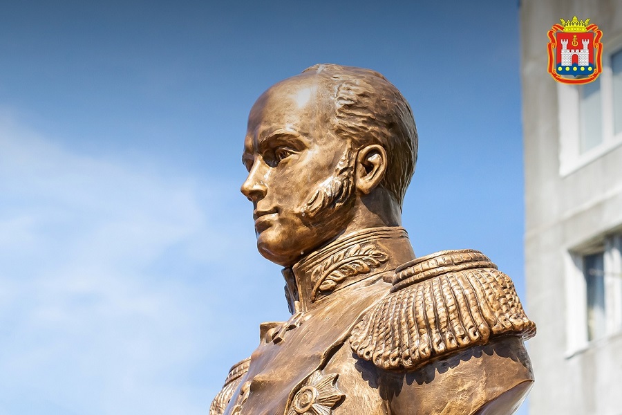 В Балтийске открыли памятник адмиралу Сенявину (фото)