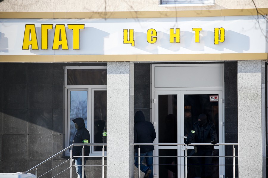 Силовики оцепили офисный центр на Горького, задержано пять человек (фото)