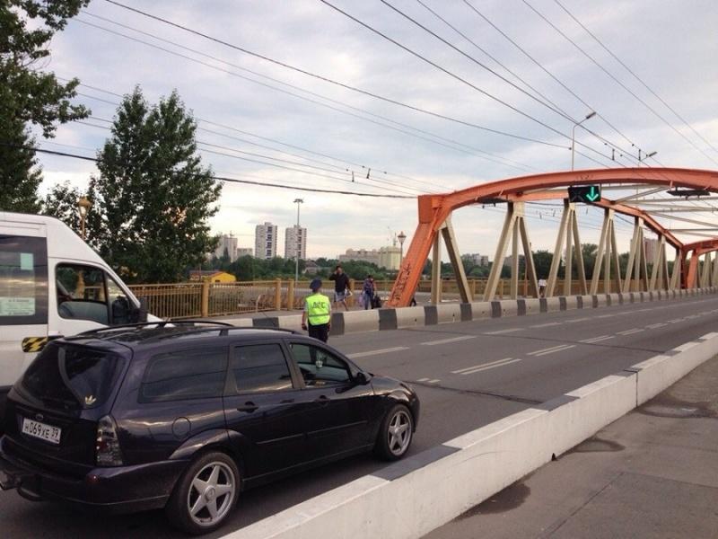 Полиция сняла самоубийцу с моста на ул. Киевская (фото)