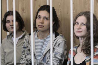 Хамовнический суд столицы приговорил участниц группы Pussy Riot к 2 годам колонии  