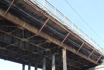 В связи с аварийной ситуацией закрыт проход по правой стороне моста на Суворова