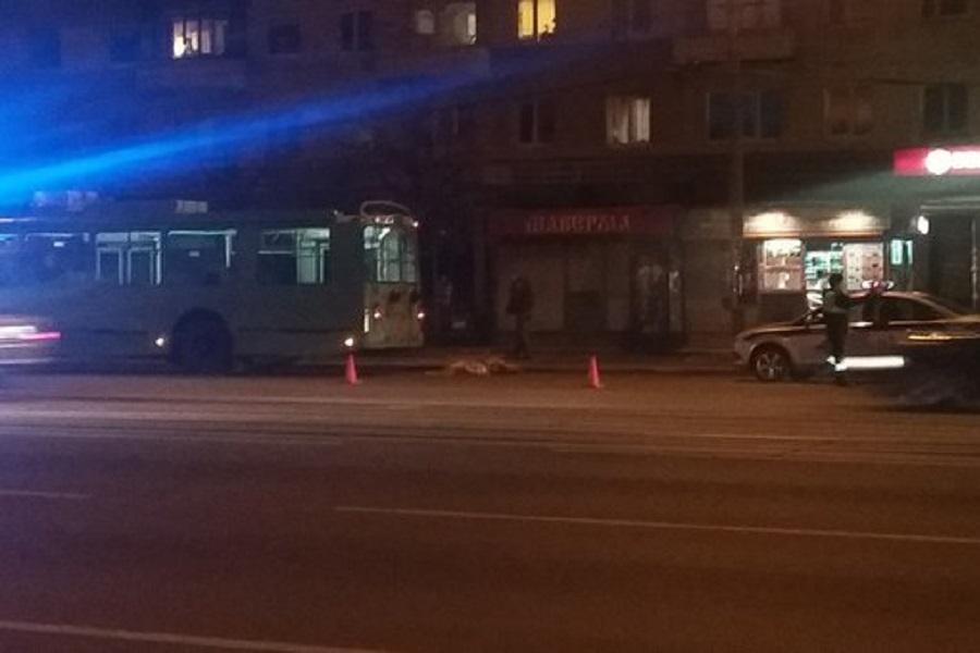 На Ленинском проспекте троллейбус насмерть раздавил человека (фото)