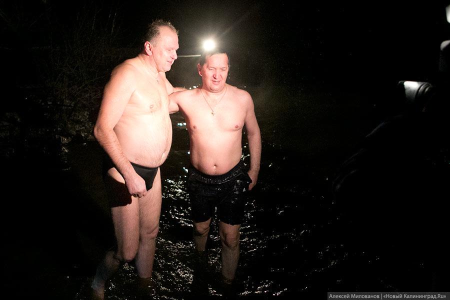 Крещенские купания с губернатором: фоторепортаж из Янтарного 