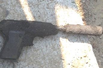 Рабочие обнаружили в ручье на территории зоопарка пистолет с глушителем