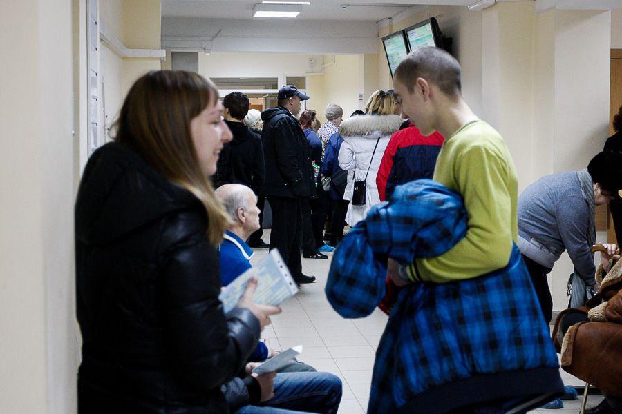Полный дурдом: почему пациенты стоят в очереди в регистратуру поликлиники на Летней 2 часа 