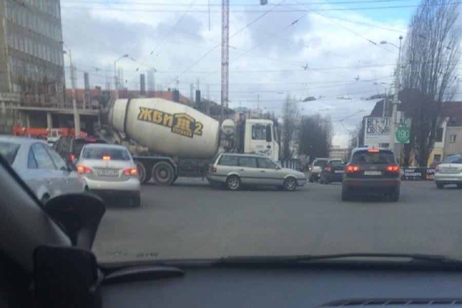 В центре Калининграда легковушка столкнулась с бетономешалкой (фото)