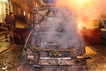 Ночью в Калининградской области огонь повредил три легковушки и гаражи
