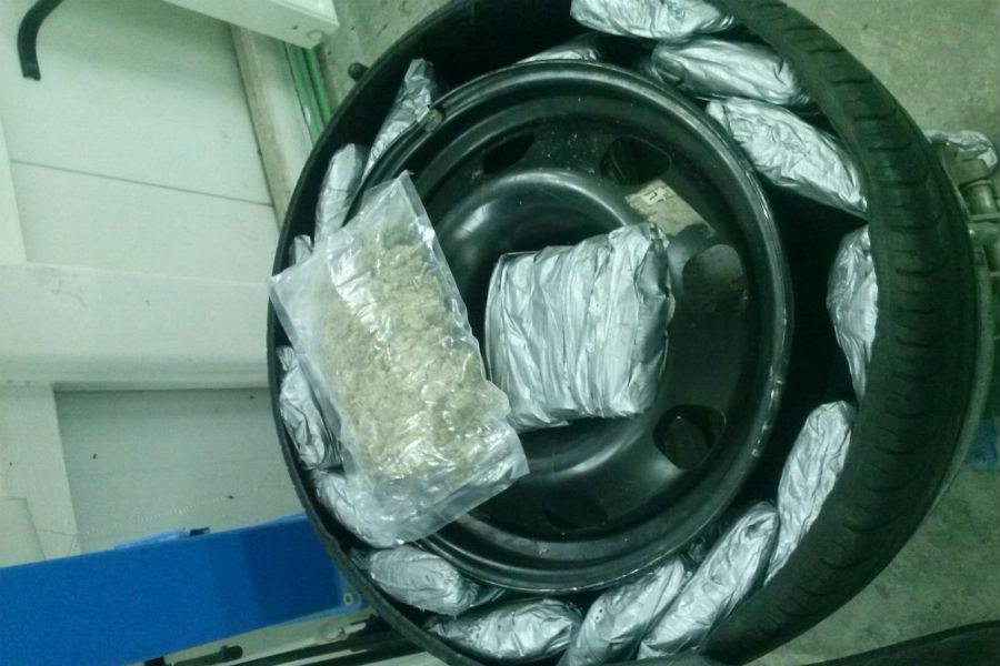 Калининградец пытался вывезти из Литвы 3,5 кг наркотика в колесе «БМВ» (фото)