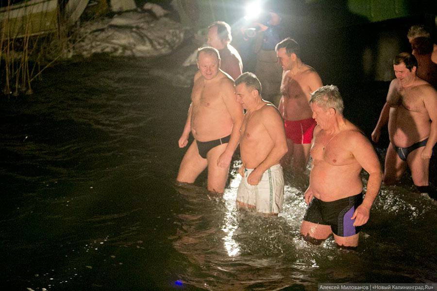 Крещенские купания с губернатором: фоторепортаж из Янтарного 
