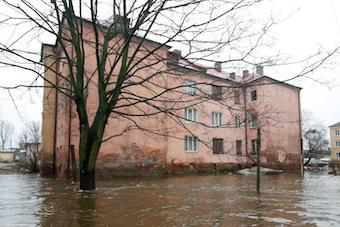 В Калининграде до сих пор подтоплены 100 подвалов в домах