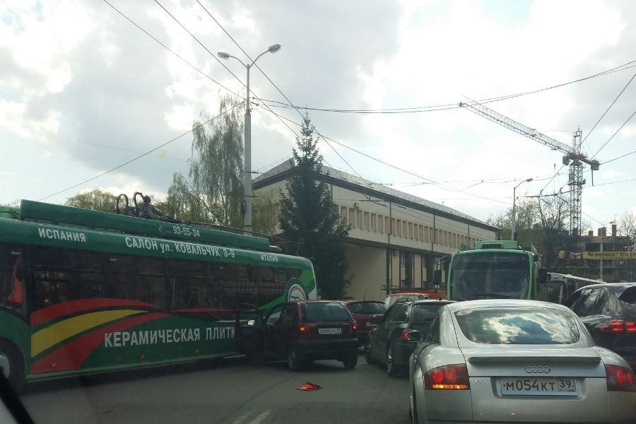 На Горького легковушка врезалась в троллейбус, собирается пробка (фото)