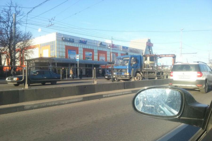 Напротив ТЦ «Сити» столкнулись грузовик и легковушка (фото)