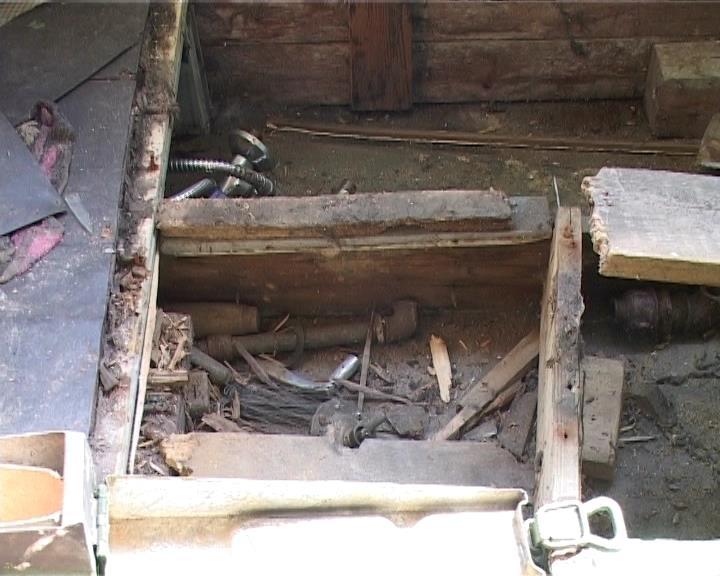 В Калининграде во время ремонта в квартире нашли тайник с оружием ВОВ (фото)
