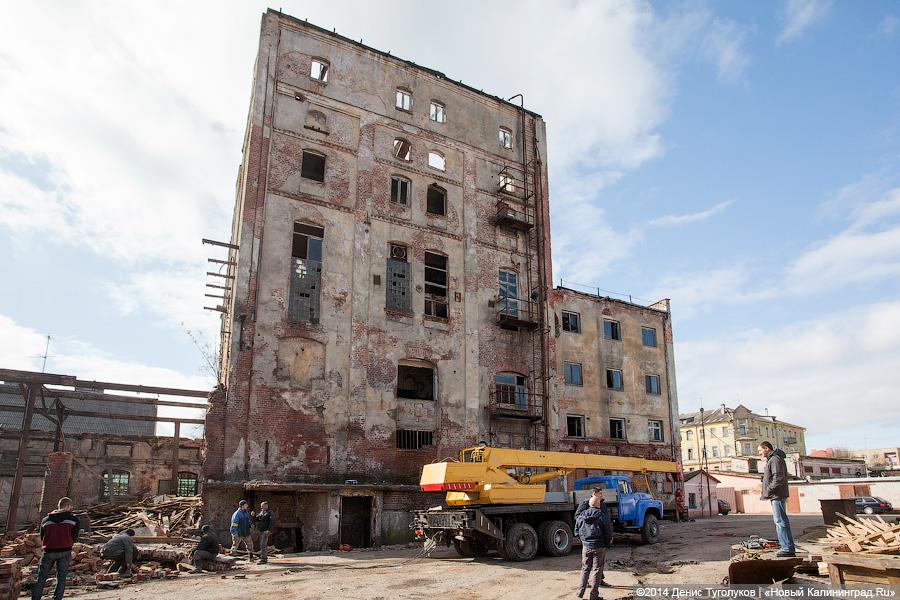 Из стекла и бетона: в Советске вековое здание сносят для строительства торгового комплекса