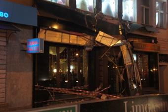 Обвал фасада здания, в котором находится ресторан «Лимузин», продолжается