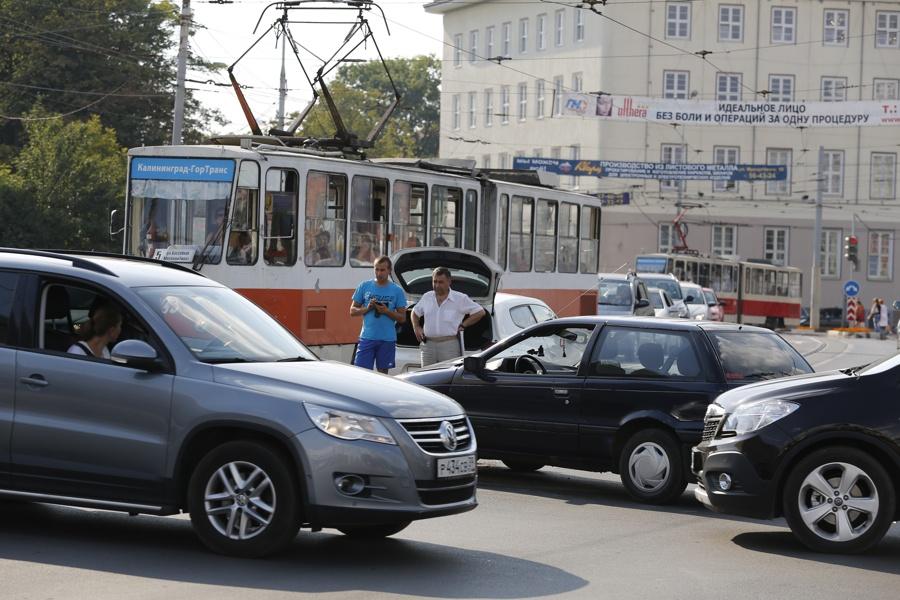 Из-за ДТП на трамвайных рельсах у мэрии Калининграда образовалась пробка (фото)