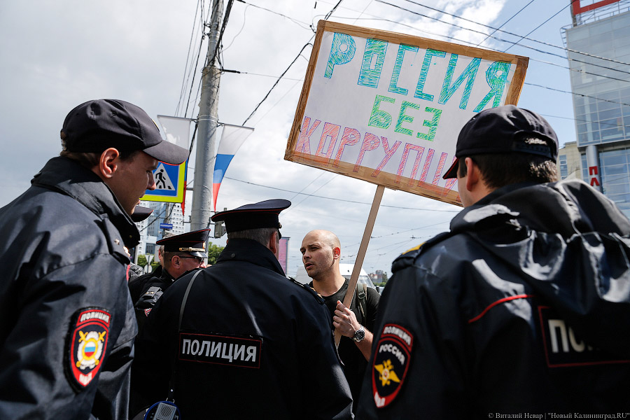 «Только утки, только хардкор»: репортаж с протестной акции в Калининграде