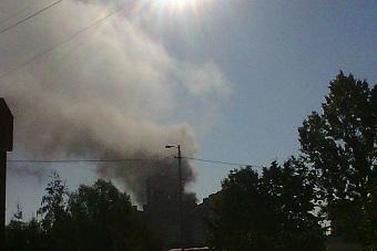 На улице Краснодонской крупный пожар, горит нежилое здание Минобороны (дополнено)