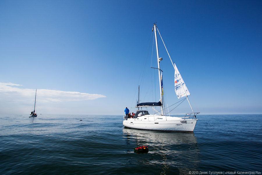 Венки на воде: калининградские яхтсмены отдали дань памяти морякам-балтийцам